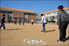 석면운동장 다시 흙으로…이젠 맘껏 뛰어놀아요