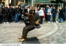 어떻게 한거야? 공중부양 거리 예술가