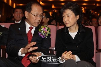 대화 나누는 황우여 원내대표와 박근혜 비대위원장