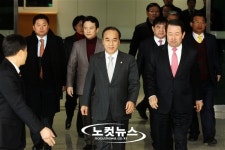 입경하는 개성공단 방문 여야 8인