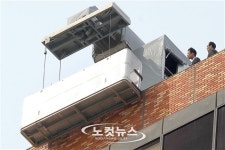 농성 이틀째, 비상용 승강기 바라보는 삼성호텔 관계자