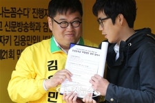 반값등록금 협의서 들어보이는 김용민 후보