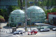 원형 메타볼 자전거 주차장 눈에 띄네