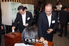 투표하는 새누리당 지도부