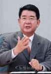 인사말하는 권오영 아일랜드 주식회사 회장