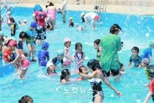 물놀이에 푹 빠진 어린이들