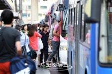 택시파업에 버스정류장 인산인해
