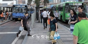 택시파업에 더 붐비는 버스정류장