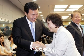인재근 의원과 인사 나누는 손학규 상임고문