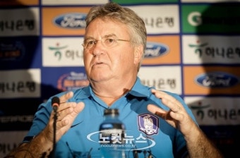 기자회견 갖는 히딩크 감독