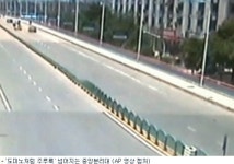 中도로 중앙분리대가 도미노처럼 쓰러져 주르륵 생생영상