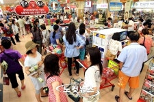 붐비는 대형마트