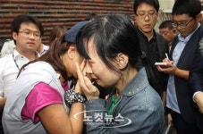 눈물 흘리는 중곡동 살인사건 유족들