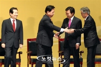인사하는 문재인