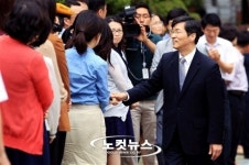 직원들과 마지막 인사 나누는 곽노현