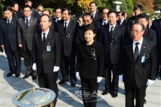헌화 분향하는 박근혜 후보