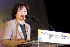 축사하는 김정숙 씨