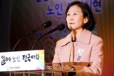 축사하는 김미경 씨