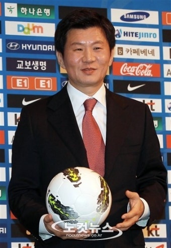 미소짓는 신임 대한축구협회장