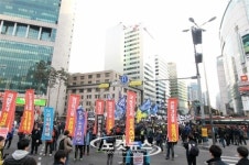 을지로입구역 교차로,경찰과 집회참가자들로 인산인해