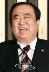 호탕하게 웃는 문희상 비대위원장
