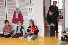 안철수의 수줍은 인사