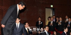 최문기 초대 장관 인사, 기립한 직원들