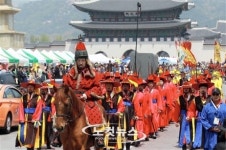 도심 지나는 어가행렬
