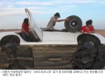 두바퀴로 달리는 차에서 타이어 갈기 엽기 묘기