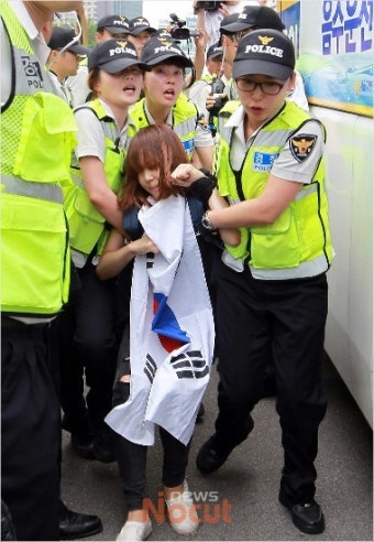 경찰에 연행되는 대학생