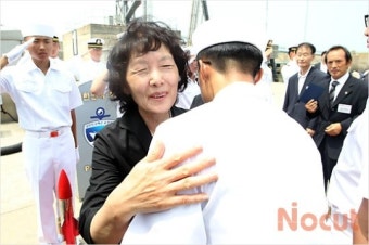 사병 격려하는 고 윤영하 소령 어머니