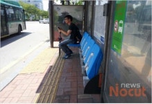 수원시, 교통약자 배려 버스정류장에 접이식 의자 설치