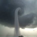 토네이도가 만든 ‘용오름’ 모습…용의 승천