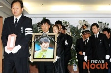 故 김종학 PD 발인, 드라마 관계자들 눈물 속에 엄수