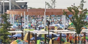 폭염특보에 시민들로 가득찬 수영장