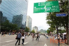 도심 대로를 걷는 여유