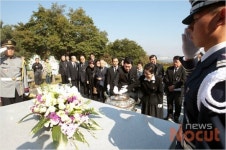 박정희 34주기 추도식, 분향하는 박근령 부부