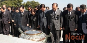 박정희 전 대통령 34주기 추도식 참배