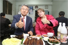 포항 구룡포과메기 외국인 입맛도 사로잡았다