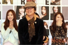 취재진에 인사하는 김용권PD