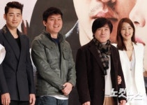 배우 사이에서 미소짓는 