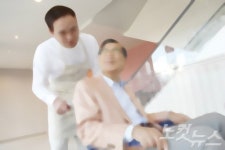 치매노인 테이프로 결박 요양원 원장 검거