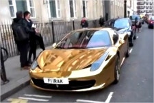 금박 페라리 킥복싱 월드 챔피언 차 눈길