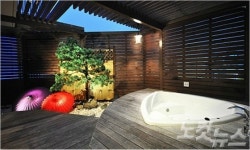 노천온천 갖춘 색다른 러브호텔 체험하기