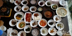 봄철 입맛 확 당기는 바로 그 식당은…장아찌와 나물의 향연