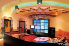 조폭 내세워 노래방 억대 금품 갈취 일당 검거