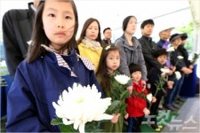 [세월호 참사]어린이 날, 두아이 손잡고 분향소 찾은 K씨의 눈물