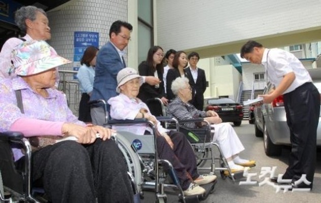 소장 접수하는 일본군 위안부 피해자 할머니들 | 포토뉴스