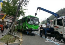 시내버스 전봇대 충돌..3명 다쳐