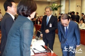 박영선 새정치민주연합 원내대표와 인사하는 김기춘 대통령비서실장